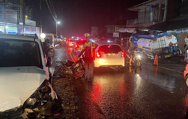 Truk Tangki BBM Seruduk 6 Kendaraan dan Warung Kebab, Dua Orang Luka-luka 1 KECELAKAAN— Kondisi truk tangki bermuatan BBM Solar yang menabrak enam kendaraan dan warung kebab di depan Kantor Wali Nagari Sungai Tarab, Kabupaten Tanahdatar.
