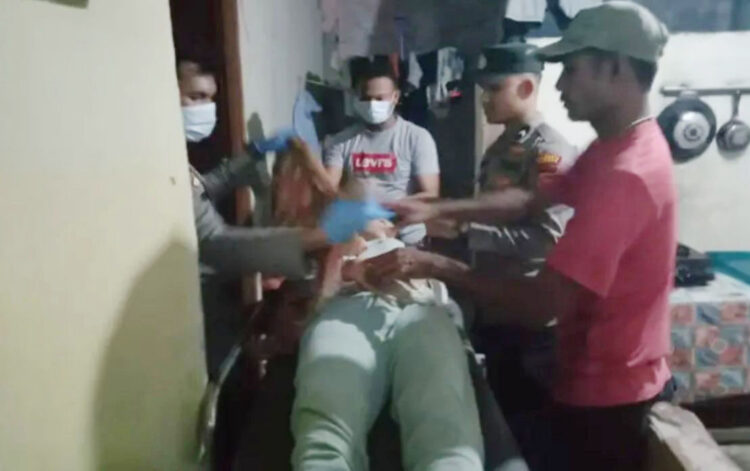 Mama Muda Ditemukan Tewas Tergantung, Sempat Cekcok sebelum Suami Berangkat Kerja, Anak Korban Menangis Sendirian di Halaman Rumah 1 TEWAS TERGANTUNG— Polisi melakukan olah TKP dan mengevakuasi jenazah korban RY (24) yang ditemukan tewas tergantung di dapur rumahnya.