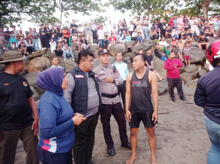 Seorang Pria Hilang Tenggelam di Pantai Padang, Pakaiannya Tertinggal di Batu Grib 1 PENCARIAN— Tim SAR gabungan melakukan pencarian terhadap pria tanpa identitas
yang hilang tenggelam di Pantai Padang.