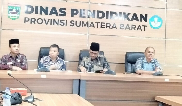 SPMB Online SMA dan SMK Dimulai 23 Juni 2025, Pemprov Sumbar Pastikan Pemerataan Akses Pendidikan 1 KETERANGAN PERS—Kepala Dinas Pendidikan Sumbar Barlius didampingi Kabid SMA dan SLB, Mayan dan Kabid SMK, Ariswan dan Kabid Informasi dan Komunikasi Publik Dinas Kominfotik Sumbar, Indra Sukma, berikan keterangan pers, Kamis (19/6) di Dinas Pendidikan Sumbar.