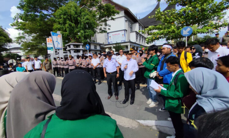 Demo 100 Hari Kerja Safni-Rito, Kantor Bupati Limapuluh Kota Disegel Mahasiswa 1 DEMO— Mahasiswa melakukan aksi demonstrasi 100 hari kerja Bupati dan Wakil Bupati Limapuluh Kota, Safni-Rito.