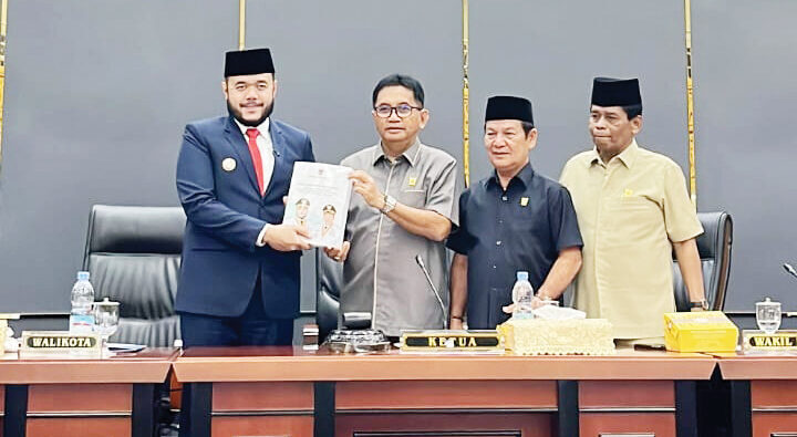 Wako Fadly Amran Sampaikan Ranperda RPJMD 2025-2029, Pembangunan Kota Padang Bertumpu pada Tiga Pilar Utama 1 MENYERAHKAN—Wali Kota Padang, Fadly Amran meneyrahkan nota Ranperda RPJMD Kota Padang 2025-2029 kepada Wakil Ketua DPRD Padang, Mastilizal Aye.