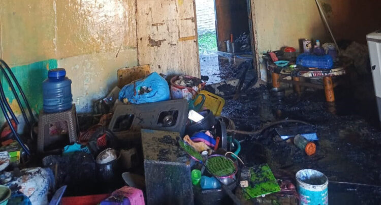 KEBAKARAN— Kondisi rumah kontrakan yang mengalami kebakaran akibat tabung gas meledak.