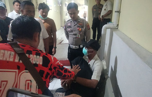 Identitas Mayat Korban Mutilasi Terungkap, Keluarga Histeris, Cincin jadi Petunjuk, Kepala, Satu Kaki dan Satu Tangan sudah Ditemukan 1 MUTILASI— Keluarga Septia Adinda yang menjadi korban pembunuhan mutilasi mendatangi RS Bhayangkara dan histeris.