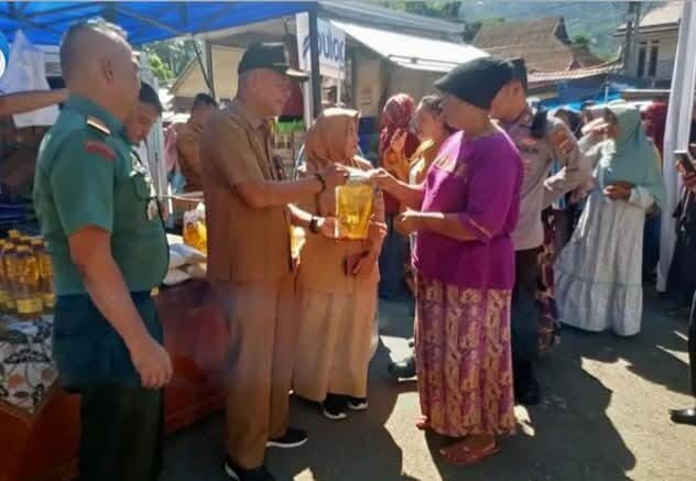 Upaya Pengendalian Inflasi Lokal, Dinas Perikanan dan Pangan Pessel Gelar Pasar Murah 1 PASAR MURAH— Upaya Pengendalian Inflasi Lokal, Dinas Perikanan dan Pangan Pessel Gelar Pasar Murah.
