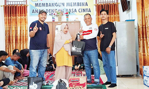 Vario EduRide, Ajak Komunitas Touring dan Saling Berbagi 1 AKSI SOSIAL— Dalam rangka memperingati Hardiknas, PT Hayati Pratama Mandiri (HPM) bersama Asosiasi Honda Sumatera Barat (AHSB), menyelenggarakan kegiatan bertajuk Vario EduRide yang memadukan semangat edukasi keselamatan berkendara, serta aksi sosial.