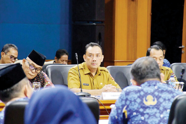 Koordinasi Pengendalian Inflasi Tahun 2025, Wabup Agam Hadiri High Level Meeting TPID Sumbar 1 KOORDINASI PENGENDALIAN INFLASI— Wakil Bupati Agam, H. Muhammad Iqbal, menghadiri HLM TPID Provinsi Sumbar dalam rangka koordinasi pengendalian inflasi tengah tahun 2025, di aula Anggun Nan Tongga Kantor Perwakilan BI Sumbar, Selasa (17/6).