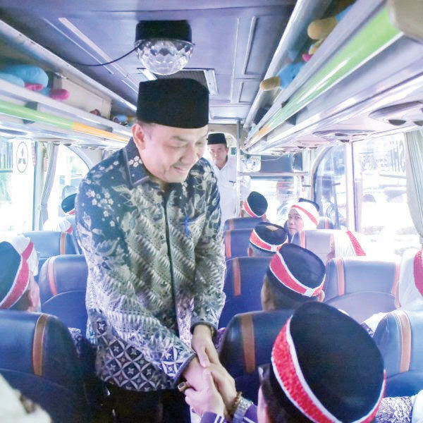 Wabup Agam Lepas 20 Jamaah Haji Agam Barat 1 PELEPASAN JEMAAH HAJI— Wakil Bupati Agam, Muhammad Iqbal, secara resmi melepas keberangkatan 20 orang calon jamaah haji asal Agam bagian Barat yang tergabung dalam Kloter 15 Embarkasi Padang, Kamis pagi (29/5), di halaman rumah dinas Bupati Agam, Lubuk Basung.