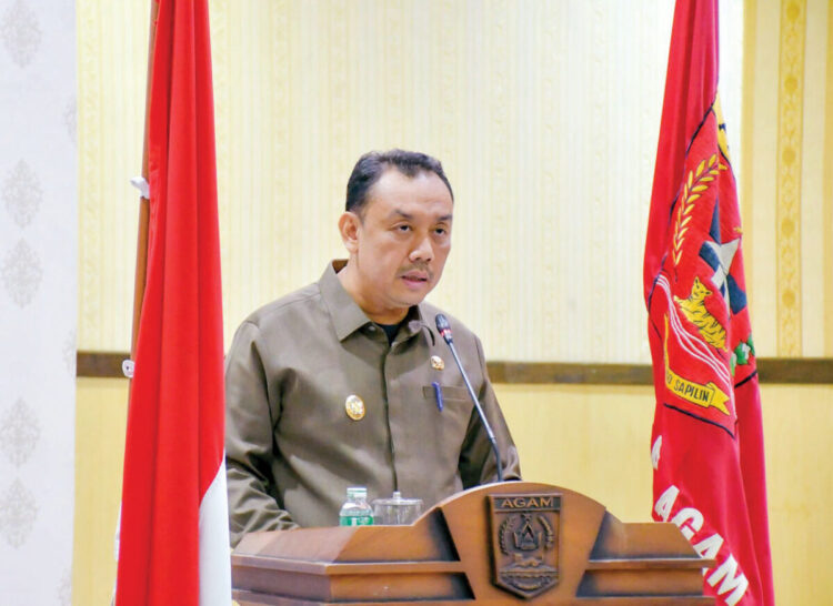 NOTA JAWABAN— Wakil Bupati Agam, Muhammad Iqbal, menyampaikan Nota Jawaban atas Pandangan Umum Fraksi-Fraksi DPRD Kabupaten Agam terhadap Ranperda tentang Penyelenggaraan Perpustakaan dalam Rapat Paripurna DPRD Agam, 
Senin (16/6).