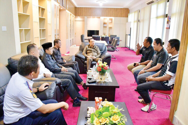 Satu-Satunya Delegasi Indonesia yang Diundang, Sanggar Sari Banilai Lawang Siap Tampil di Malaysia 1 AUDIENSI— Wakil Bupati Agam, Muhammad Iqbal SE MCom, menerima audiensi dari pengurus Sanggar Sari Banilai Lawang di ruang kerjanya, Senin (16/6).