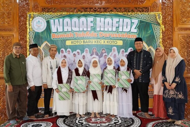 WAQAF HAFIZ— Wabup Tanahdatar Ahmad Fadly foto bersama peserta Waqaf Hafidz, di Rumah Tahfidz Darussalam, Nagari Koto Baru Kecamatan X Koto.