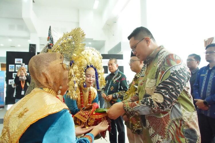 Maheff 2025 Wujudkan Impian Wabup Ahmad Fadly 1 Wabup Ahmad Fadly disambut panitia sebelum acara dimulai. chandra antoni