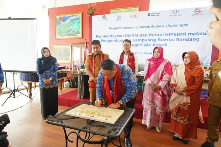 Nagari Aie Angek Diresmikan sebagai Kampung Bumbu Randang 1 TANDATANGAN—Wabup Tanahdatar Ahmad Fadly menandatangani Nagari Aie Angek sebagi kampung bumbu rendang.