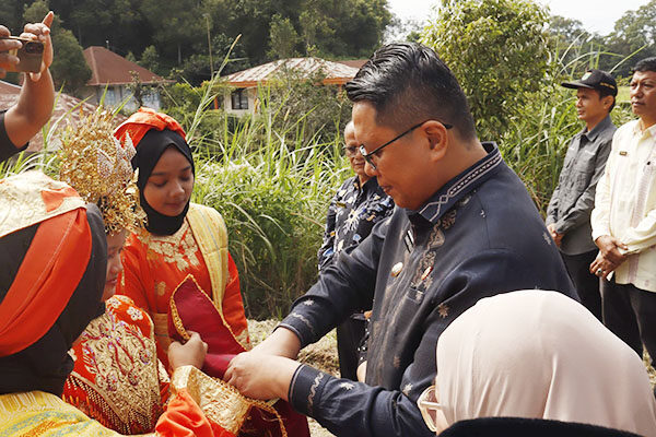 Proklim Lestari Pertama di Tanah Datar, Wabup Harap menjadi Contoh 1 TIM VERIFIKASI— Wabup Tanah Datar Ahmad Fadly disambut kedatangan Tim verifikasi Lapangan Program Kampung Iklim (Proklim) Lestari dari Kementerian Lingkungan Hidup Republik Indonesia.