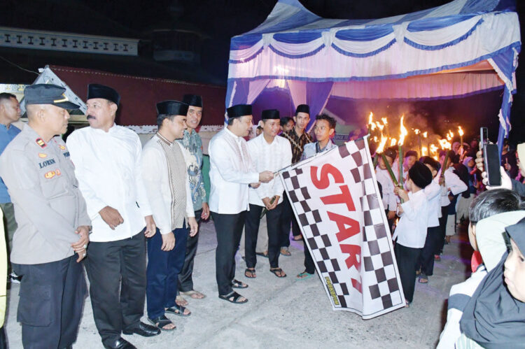 PAWAI OBOR— Dilepas oleh Wakil Bupati Agam, Muhammad Iqbal, lebih kurang 150 peserta, mayoritas anak-anak didikan subuh (MDA/TPQ), ambil bagian dalam pawai obor memperingati Tahun Baru Islam 1 Muharam 1447 H, Kamis malam (26/6).