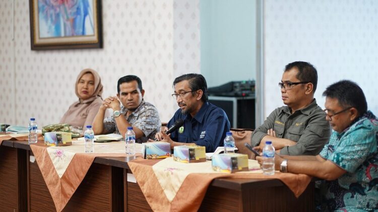 Pemkab Dorong Penguatan Ekonomi Berbasis Nagari, Kembangkan Koperasi Merah Putih Secara Profesional 1 TERLIBAT—Wakil Bupati Solok, Candra terlibat dialog dengan Andani Ekaputra dari pihak Unand demi mendorong penguatan ekonomi berbasis nagari..