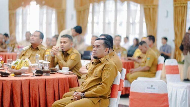 Pemkab Komitmen Perbaiki Tata Kelola Pengiriman Tenaga Kerja ke Luar Negeri 1 HADIRI—Wakil Bupati Solok, Candra saat menghadiri pertemuan bersama Mentri Perlindungan Pekerja Migran Indonesia, Abdul Kadir Karding.