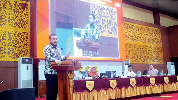 Wako Fadly Arman jadi Keynote Speaker ICCE 2, Gunakan untuk Ruang Produktif, Gen Z Diajak Bijak Bermedsos 1 KEYNOTE SPEAKER— Wali Kota Padang Fadly Amran, menjadi keynote speaker dalam International Conference on Counseling and Education (ICCE) 2 Tahun 2025, yang digelar di Auditorium Prof. Mahmud Yunus, Kampus II UIN-IB Padang, Kamis (12/6).