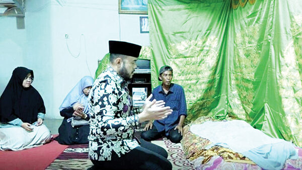 Datangi Rumah Pasien KIS yang Ditolak RSUD Rasidin, Wako: Sanksi Tegas Jika Ada Pelanggaran 1 KUNJUNGI RUMAH DUKA— Wali Kota Padang Fadly Amran, melayat ke rumah duka Almarhumah Desi Arianti, warga Kelurahan Gunung Sariak, Kecamatan Kuranji, Sabtu (31/5). Almarhum sebelumnya sempat ditolak ketika dibawa ke RSUD Rasidin Padang. Kemudian, pindah ke RS Siti Rahmah dan meninggal saat dalam perawatan.