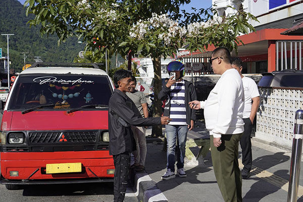 Tertibkan Terminal Bayangan, Wako Hendri Arnis Alihkan Angkutan Umum ke Jalur Resmi 1 PENERTIBAN— Wali Kota Hendri Arnis pimpin langsung penertiban terminal bayangan angkutan umum jurusan Padang Panjang–Bukittinggi yang selama ini beroperasi di sepanjang jalan Soekarno Hatta, Kelurahan Bukit Surungan, Jumat (20/6).