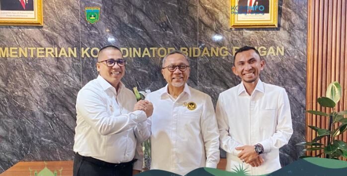 Perkuat Sektor Pertanian, Wako Hendri Arnis dan Wawako Allex Saputra Kunjungi Kemenko Pangan 1 KUNJUNGI KEMENKO PANGAN— Wali Kota Padang Panjang Hendri Arnis bersama Wakil Wali Kota Allex Saputra, melakukan kunjungan kerja ke Kementerian Koordinator Bidang Pangan RI, Rabu (25/6).