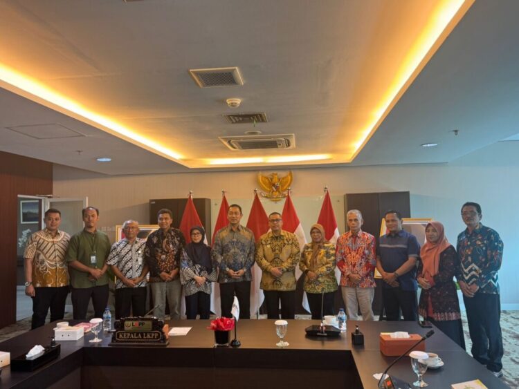 Optimalkan Tata Kelola Pengadaan, Wako Hendri Arnis Kunjungi LKPP 1 KUNJUNGAN KERJA— Wako Padang Panjang Hendri disambut Kepala LKPP, Hendrar Prihadi yang juga merupakan rekan satu angkatan Hendri Arnis di Lembaga Ketahanan Nasional (Lemhannas).