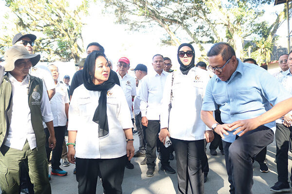 Komisi IV DPR RI dan Menteri LHK Tinjau TMSBK, Riski dan Lestari, Harapan Baru Pelestarian Harimau Sumatera 1 KUNJUNGAN KERJA— Wali Kota Bukittinggi, Ramlan Nurmatias, mendampingi kunjungan kerja
Komisi IV DPR RI bersama Menteri Lingkungan Hidup dan Kehutanan RI ke Taman Margasatwa
dan Budaya Kinantan (TMSBK), pada Sabtu (21/6).