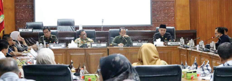 Dampak Minim, Biaya Tinggi, Pemko Bukittinggi Putuskan Akhiri Sewa Stasiun Lambuang 1 RAPAT DENGAR PENDAPAT— Wali Kota Bukittinggi, Ramlan Nurmatias, menghadiri rapat dengar
pendapat bersama DPRD terkait kajian kawasan Stasiun Lambuang. Kegiatan ini berlangsung
di Gedung DPRD Bukittinggi, Kamis (5/6).