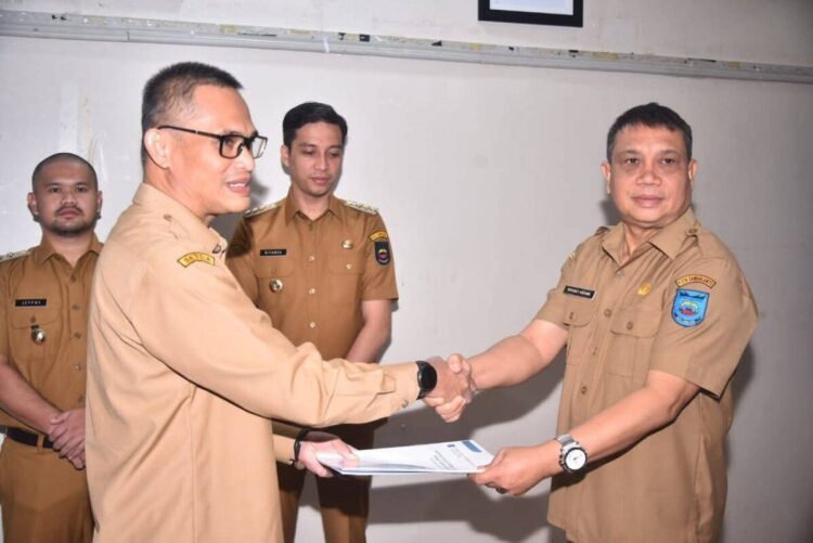 Wako Riyanda Ikuti Prosesi Setijab Sekda 1 SAKSIKAN—Wali Kota Sawahlunto Riyanda Putra saksikan prosesi Serah Terima
Jabatan (Sertijab) Sekretaris Daerah dari Ezeddin Zain kepada Rovanly Abdams,
yang digelar di Balaikota Sawahlunto pada Senin (23/6).