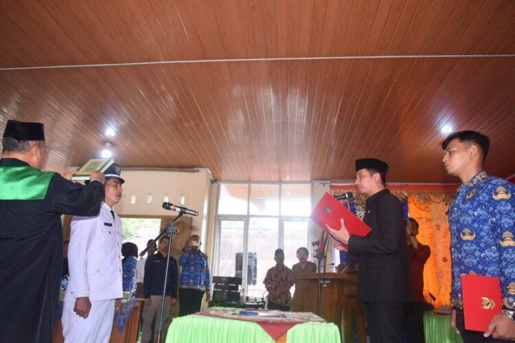 Wako Riyanda Lantik Pj Kepala Desa, Pemekaran Muaro Kalaban Disiapkan 1 PELANTIKAN PJ KEPALA DESA— Wali Kota Sawahlunto Riyanda Putra melantik dan mengambil sumpah jabatan Penjabat (Pj) Kepala Desa persiapan pemekaran Muaro Kalaban Selatan, Heldi, Selasa, (17/6), di Balai Adat Muaro Kalaban.