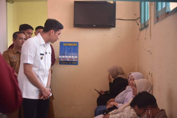 Banyak Menerima Kritikan, Wako Sidak Langsung Pelayanan Rumkit 1 DIALOG—Wali Kota Sawahlunto Riyanda Putra terlihat dialog dengan pengunjung rumah sakit umum daerag (RSUD).