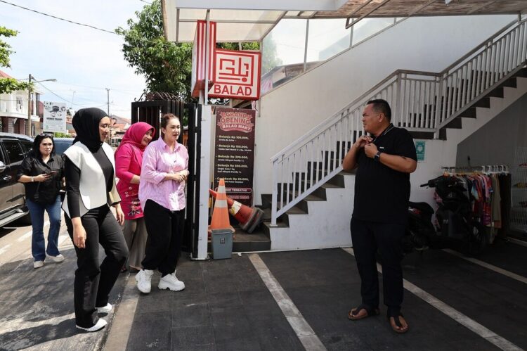 Nafa Urbach dan Cindy Monica Kunjungi Pariaman 1 KUNJUNGAN KERJA— Wali Kota Pariaman Yota Balad menerima kunjungan kerja anggota Komisi IX DPR RI Nafa Urbach dan Cindy Monica.