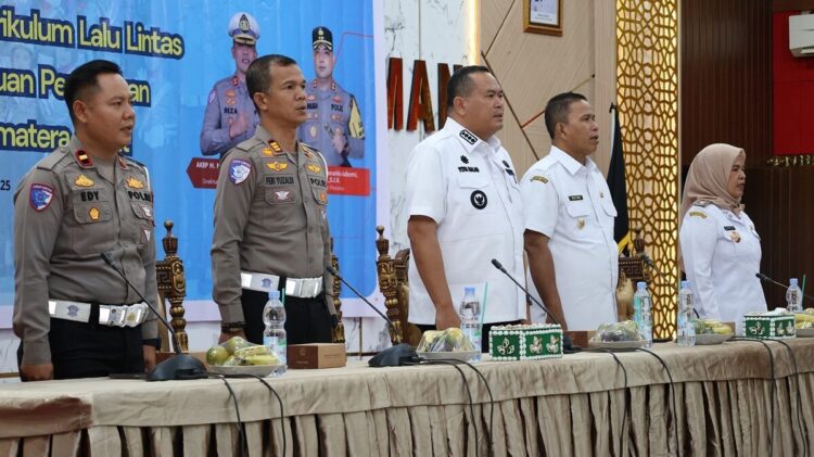 LAUNCHING TERTIB LALIN— Wako Pariaman Yota Balad menghadiri kegiatan launching Implementasi Tertib Lalu Lintas dalam Kurikulum Pendidikan Dasar Tahun Ajaran 2025/2026, di aula Balaikota Pariaman, Rabu (11/6).