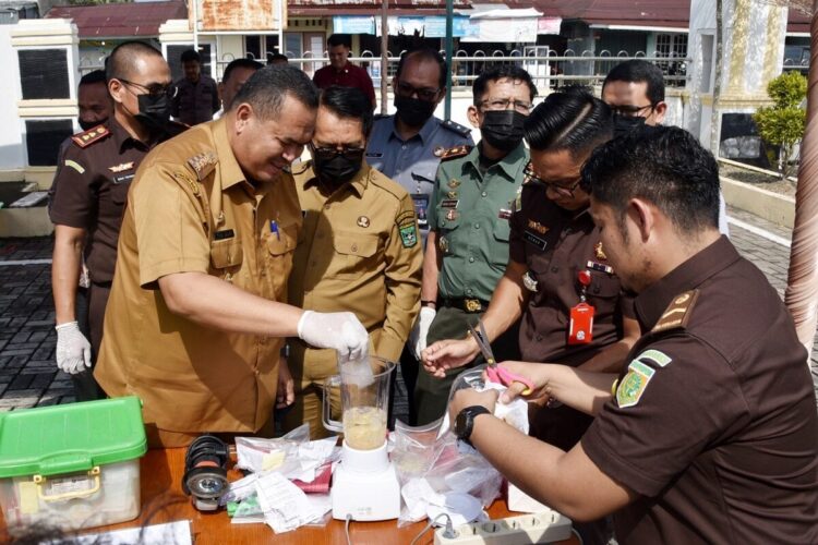 240,4 Gram Sabu dan 108.621,9 Gram Ganja Dimusnahkan, Yota Balad: Bukti Transparansi dan Akuntabilitas 1 PEMUSNAHAN BB— Wali Kota Pariaman Yota Balad, menghadiri pemusnahan barang bukti yang telah berkekuatan hukum tetap (inkracht) pada wilayah kerja Kejaksaan Negeri Pariaman di Halaman Kejaksaan Negeri Pariaman, Senin (16/6).