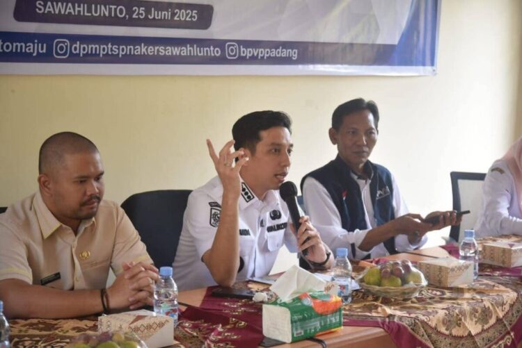 Tingkatkan Daya Saing SDM Desa, Pemko Sawahlunto Gandeng BPVP dan Perusahaan Lokal 1 HADIRI—Wali Kota Sawahlunto Riyanda Putra bersama Wakil Wali Kota Jeffry Hibatullah menghadiri kegiatan sosialisasi
