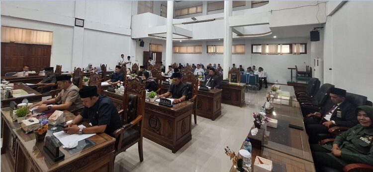 Ranperda Penyelenggaraan Administrasi Kependudukan, Wako Riyanda Tanggapi Pemandangan Umum Fraksi DPRD 1 PENYAMPAIAN PANDANGAN UMUM— DPRD Kota Sawahlunto menggelar rapat paripurna tanggapan/jawaban Jawaban Wako Sawahlunto atas Pemandangan Umum Fraksi-Fraksi DPRD Terhadap Ranperda tentang Penyelenggaraan Administrasi Kependudukan.