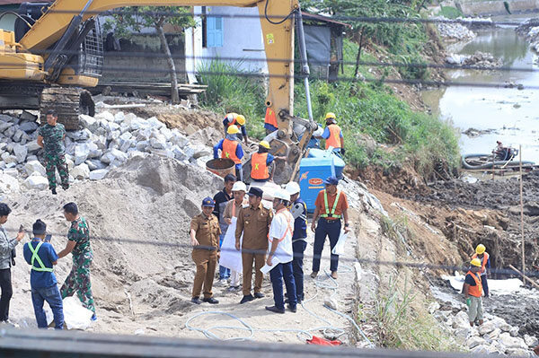 Wako Solok Tinjau Pembangunan Laydam Sungai Batang Lembang 1 PEMBANGUNAN LAYDAM— Wali Kota Solok Dr. H. Ramadhani Kirana Putra saat meninjau langsung lokasi pembangunan laydam Sungai Batang Lembang, bertempat
di belakang Koramil Kota Solok, Kelurahan KTK, Senin (16/6).