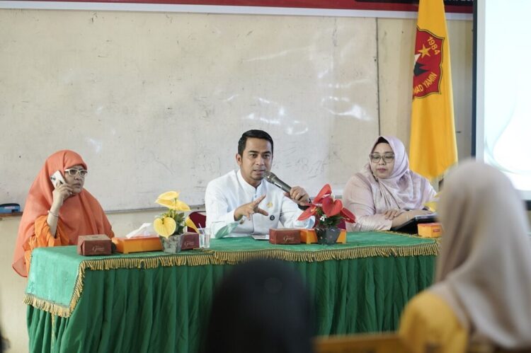 Wali Kota Solok Ramadhani, Jadi Narasumber Latihan Kepemimpinan Mahasiswa (LKMM) di UMMY 1 SAMBUTAN—Wali Kota Solok, Dr. H. Ramadhani Kirana Putra, SE, MM, berikan sambutan pada kegiatan Latihan Kepemimpinan Manajemen Mahasiswa yang diselenggarakan di Kampus I Universitas Mahaputra Muhammad Yamin (UMMY), Jumat (20/6).