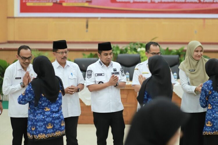 Wali Kota Solok Serahkan SK CPNS kepada 112 Formasi Baru Tahun 2024 1 SERAHKAN—Wali Kota Solok, Ramadhani Kirana Putra, secara resmi menyerahkan Surat Keputusan (SK) Pengangkatan Calon Pegawai Negeri Sipil (CPNS) kepada 112 orang peserta yang telah dinyatakan lulus seleksi CPNS Formasi Tahun 2024.