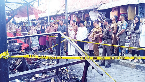 Tinjau Lokasi Kebakaran di Samping Pasa Ateh, Wako Tegaskan Relokasi Pedagang 1 TINJAU LOKASI KEBAKARAN— Wako Ramlan Nurmatias, tinjau lokasi kebakaran kios sanjai dan sandal di samping Pasa Ateh, yang terbakar Senin (23/6) dini hari. Wako didampingi Asisten II Setdako, Kepala Dinas Perindustrian dan Peedagangan dan Kepala Satpol PP.