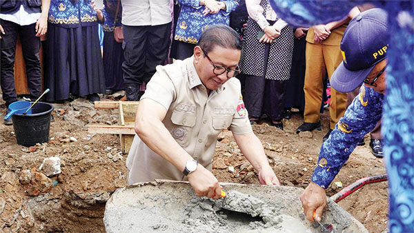 Pembangunan Perpustakaan Modern Dimulai, Bukittinggi Siap jadi Kota Literasi 1 PELETAKAN BATU PERTAMA— Wako Ramlan Nurmatias melakukan peletakan batu pertama pembangunan Gedung Perpustakaan Umum Kota Bukittinggi di halaman SMPN 4 Bukittinggi, Selasa (17/6).