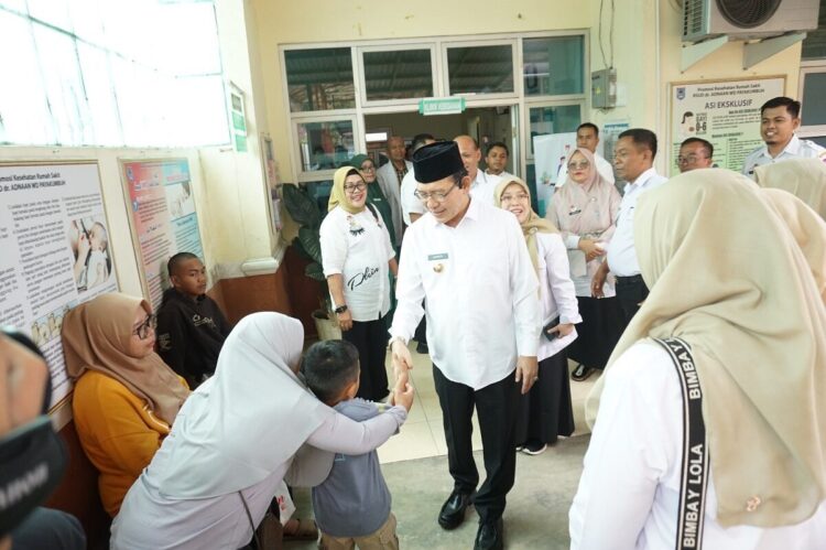 SAPA MASYARAKAT—Wali Kota Payakumbuh Zulmaeta saat menyapa masyarakat yang berobat di RSUD Adnan WD,