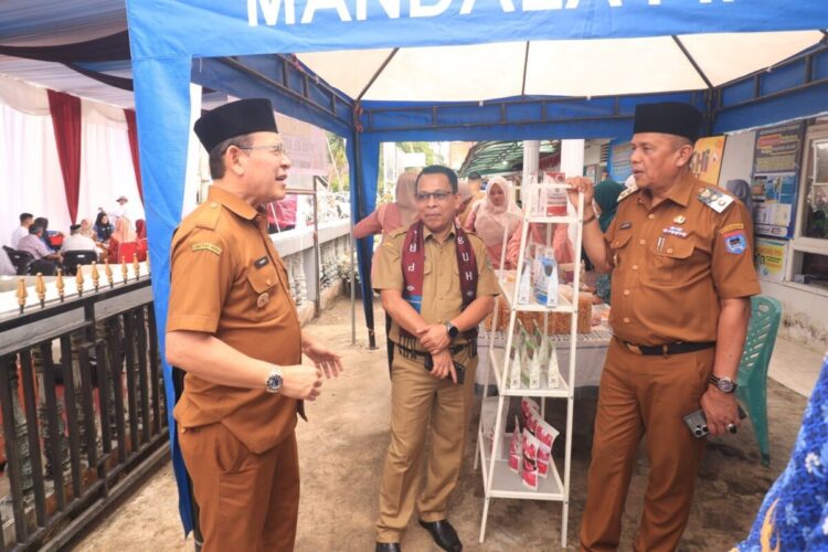 Kelurahan Koto Tangan Dinilai Tingkat Provinsi 1 TIM PENILAI KELURAHAN— Wako Payakumbuh dan Wawako mendampingi kedatangan tim penilai dari provinsi di Kelurahan Koto Tangah.