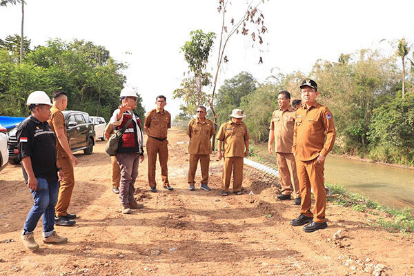 Pemko Payakumbuh Perketat Pengawasan Proyek Strategis 1 TINJAU PROYEK NORMALISASI SUNGAI— Wali Kota Payakumbuh Zulmaeta, meninjau langsung dua proyek besar, yakni lanjutan normalisasi Batang Agam dan pembangunan Puskesmas Parik Rantang, pada Senin (16/6).