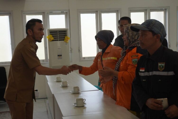 AUDIENSI— Wakil Wali Kota Padangpanjang Allex Saputra, menerima audiensi perwakilan dari non-ASN yang dirumahkan mulai 1 April 2025 lalu, di Hall Lantai III Balai Kota, Senin (23/6).