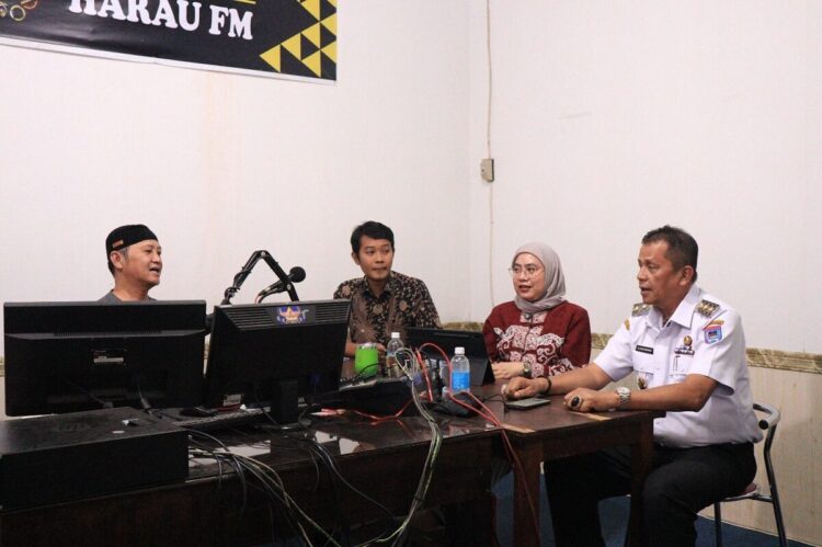 SDM Andal sebagai Fondasi Pembangunan Daerah 1 TALKSHOW INTERAKTIF— Wakil Wali Kota Payakumbuh Elzadaswarman mengikuti talkshow interaktif bersama Universitas Terbuka (UT) Padang di Radio Harau FM 100,6 MHz, Tanjung Pati, Rabu (11/6).