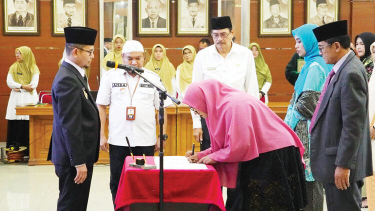 Lantik 11 Pejabat Fungsional, Wawako Dorong Profesionalisme Pelayanan Publik 1 PELANTIKAN PEJABAT FUNGSIONAL— Wawako Ibnu Asis, lantik dan ambil sumpah jabatan 11 pejabat fungsional di lingkungan Pemko Bukittinggi, Rabu (25/6) di Aula Balai Kota Bukittinggi.