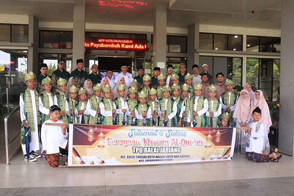Khatam Quran, Tonggak Awal Membentuk Karakter 1 PELEPASAN PESERTA KHATAM— Wakil Wali Kota Payakumbuh Elzadaswarman, saat melepas anak anak Khatam Al Qur`An di halaman kantor Balaikota Payakumbuh, baru-baru ini.