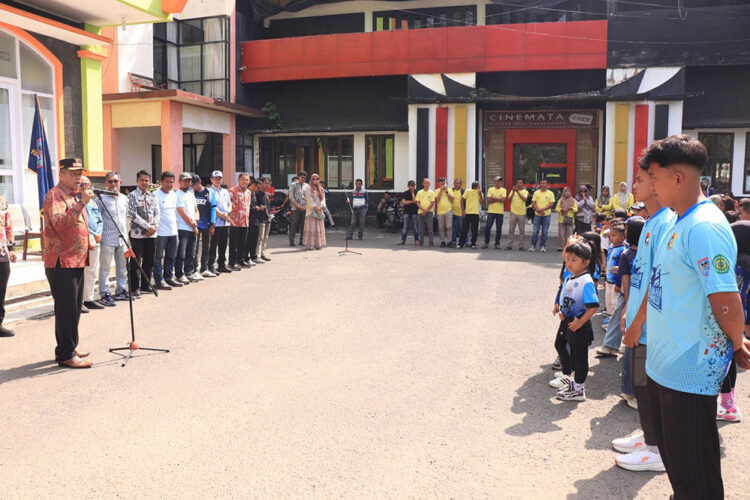 57 Atlet Kontingen Payakumbuh Berlaga di Kejurnas 1 PELEPASAN KONTINGEN— Wawako Payakumbuh Elzadaswarman resmi melepas keberangkatan 57 atlet dari tiga kontingen olahraga yang akan mewakili Kota Payakumbuh dalam kejuaraan tingkat nasional.