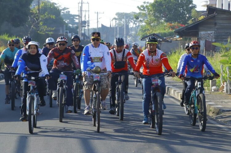 Sepeda Ontel Wawako Meriahkan Gowes Silaturahmi 1 NAIK SEPEDA ONTEL— Wawako Payakumbuh Elzadaswarman mengayuh sepeda ontel untuk meriahkan acara Gowes Silaturahmi.